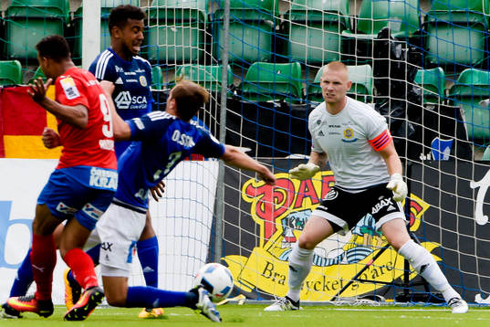 Helsingborgs Tyrell Rusike  gör 0-1  bakom Sundsvalls