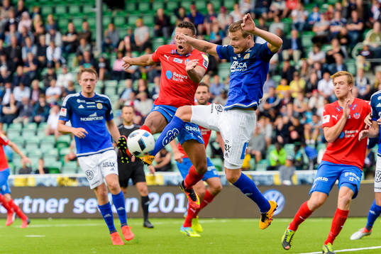 Helsingborgs Tyrell Rusike och Sundsvalls Eric Larsson
