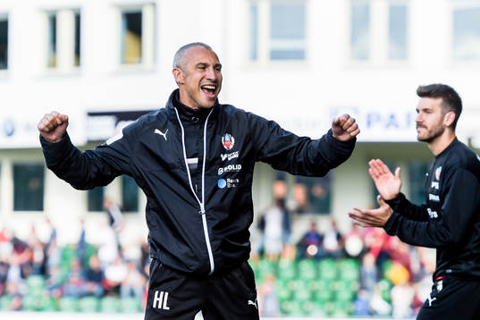 Helsingborgs manager Henrik Larsson jublar