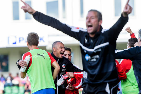 Helsingborgs manager Henrik Larsson jublar