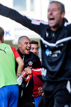 Helsingborgs manager Henrik Larsson jublar