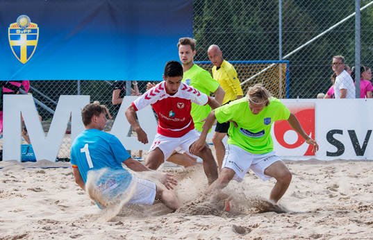 Kalmars Arvin Nabi och Bemannias inhoppade målvakt Martin