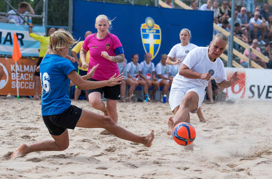 Vetlandas Lydia Gustafsson och Roslagens målvakt Olivia