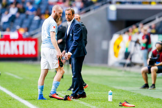 Malmö FFs Jo Inge Berget i samtal med tränare Allan Kuhn