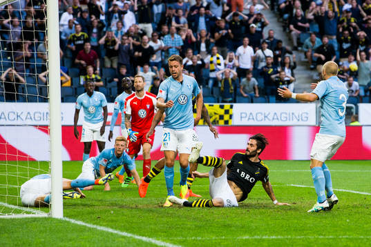 s Denni Avdic stöter in kvitteringen till 1-1 framför