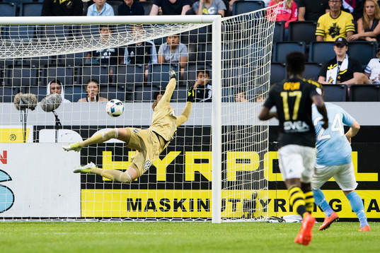 s målvakt Patrik Carlgren släpper in 0-1 till Malmö FF