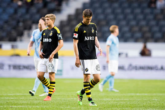 s Anton Jönsson Salétros och Sauli Väisänen ser deppiga