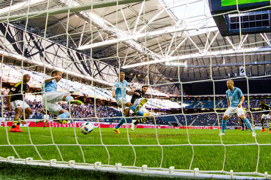 s Denni Avdic trycker in kvitteringen förbi Malmö FFs