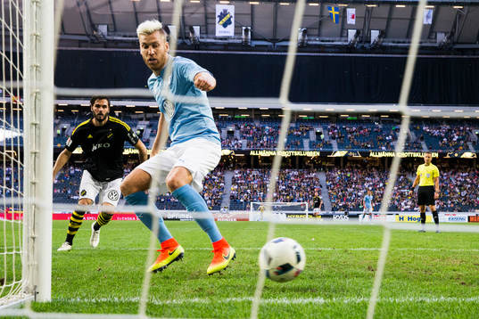 s Denni Avdic och Malmö FFs Rasmus Bengtsson