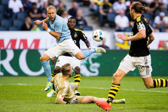 s målvakt Patrik Carlgren försvarar sig mot Malmö FFs