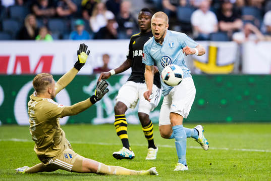 s målvakt Patrik Carlgren försvarar sig mot Malmö FFs