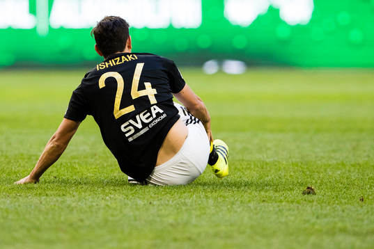 s Stefan Ishizaki tar sig för benet