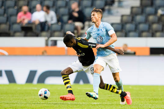 s Alexander Isak blir fasthållen av Malmö FFs Markus