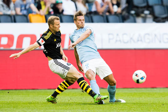 s Per Karlsson i kamp om bollen med Malmö FFs Markus