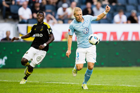 s Patrick Kpozo och Malmö FFs Anton Tinnerholm
