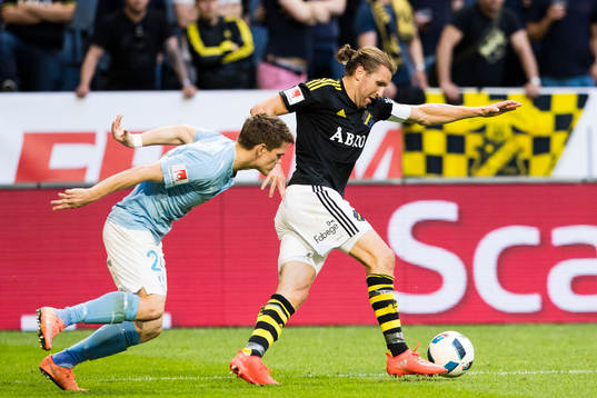 s Nils-Eric Johansson tar bollen från Malmö FFs Vidar
