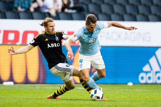 s Nils-Eric Johansson stoppar Malmö FFs Markus Rosenberg