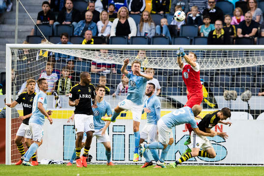 Malmö FFs målvakt Johan Wiland boxar bort bollen från