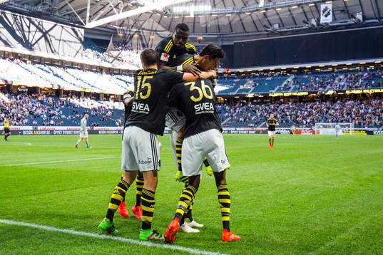 s Sauli Väisänen, Patrick Kpozo och Alexander Isak jublar