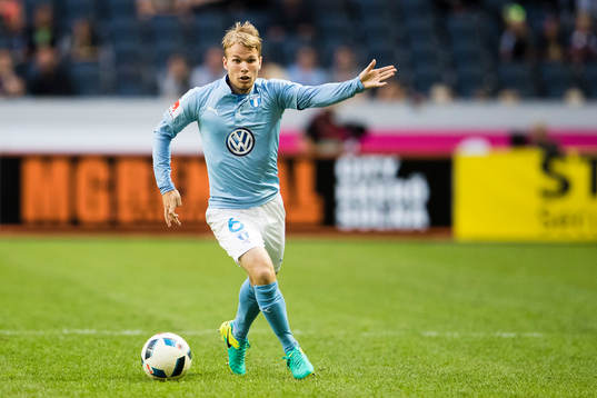 Malmö FFs Oscar Lewicki med bollen