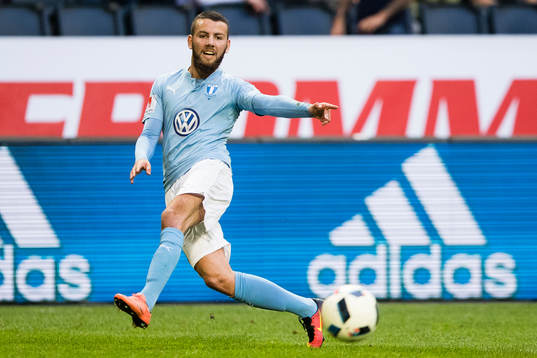 Malmö FFs Erdal Rakip med ett inlägg