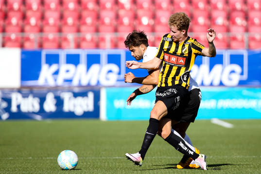 Örebros Astrit Ajdarevic och Häckens Samuel Gustafson