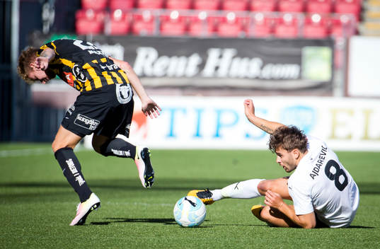Örebros Astrit Ajdarevic tar bollen av Häckens Samuel