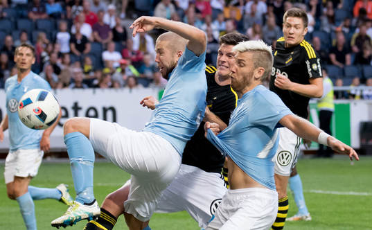 Malmö FFs Anton Tinnerholm och Rasmus Bengtsson stoppar