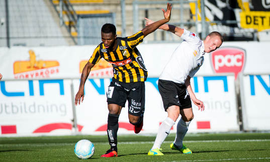 Häckens Mohammed Abubakari och Örebros Daniel Gustavsson