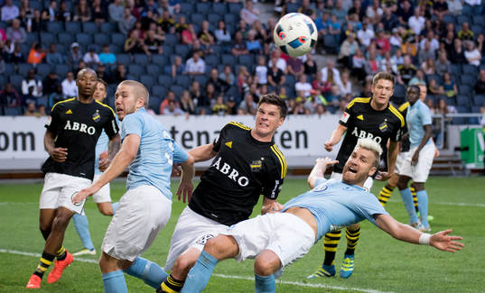 Malmö FFs Anton Tinnerholm och Rasmus Bengtsson stoppar