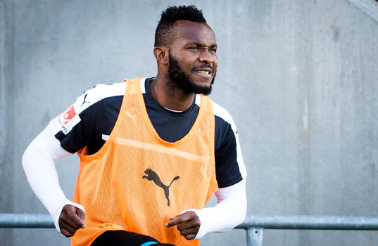 Örebros nyförvärv Michael Junior Omah värmer upp