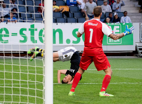 s Sauli Räisänen slår en kullerbytta
