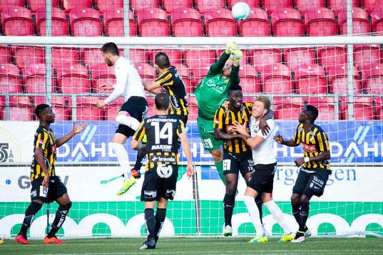 Häckens målvakt Peter Abrahamsson räddar bollen