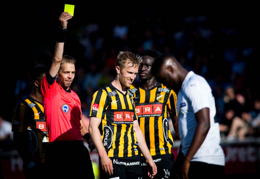 Domare Johan Hamlin ger Häckens Rasmus Lindgren gult kort
