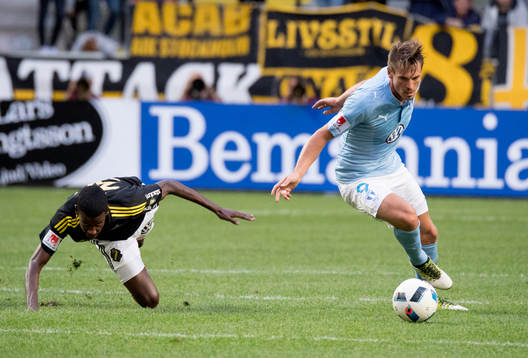 s Alexander IsaK blir ifrån sprungen av Malmö FFs Markus