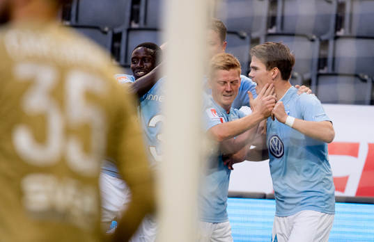 Malmö FFs Vidar Kjartansson grattas och jublar