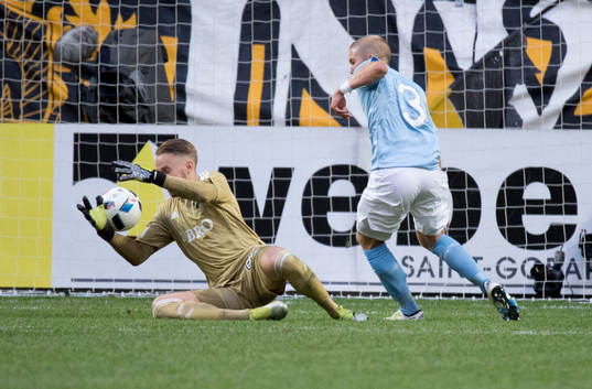 s målvakt Patrik Carlgren, fick öppet mål men missade