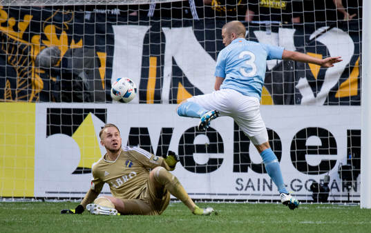 s målvakt Patrik Carlgren, fick öppet mål men missade