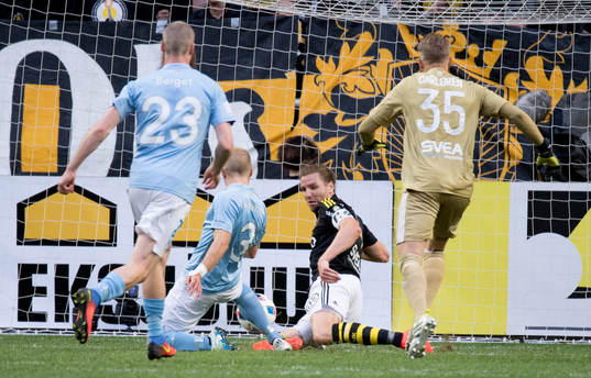 s målvakt Patrik Carlgren, fick öppet mål men missade