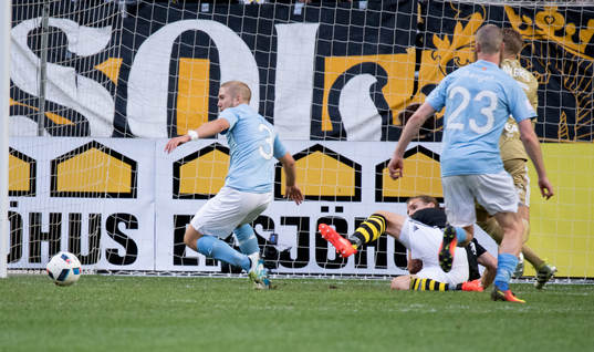 s målvakt Patrik Carlgren, fick öppet mål men missade