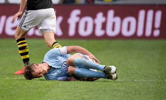 Malmö FFs Markus Rosenberg har ont grinar illa