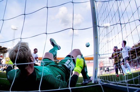 Örebros Astrit Ajdarevic nära att skjuta in bollen bakom