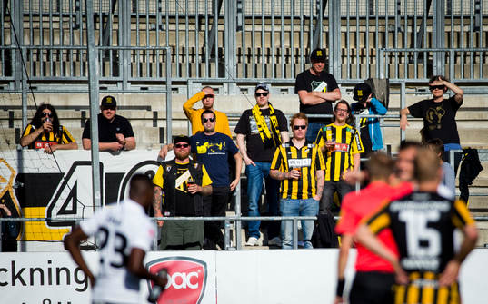 Häckens supportrar med solen i ögonen