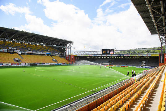 Vattning av konstgräset innan fotbollsmatchen i