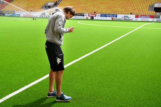 IFK Göteborgs Mattias Bjärsmyr känner på Borås arenas