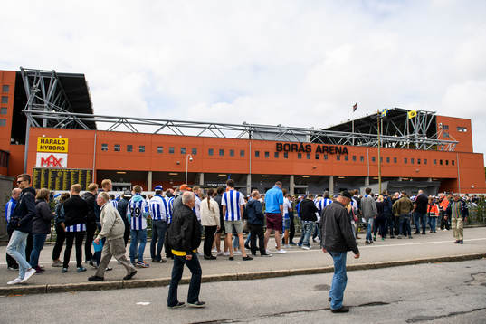 Supportrar på väg in på Borås arena innan