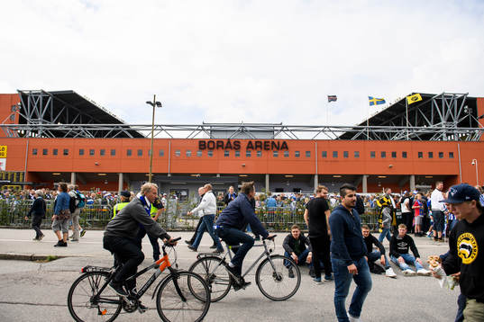 Supportrar på väg in på Borås arena innan