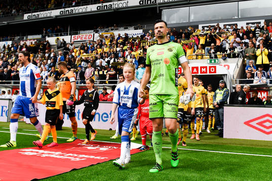 Elfsborgs målvakt Kevin Stuhr Ellegaard före
