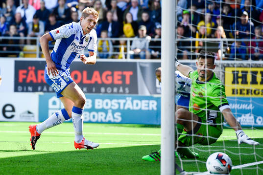 IFK Göteborgs Mikael Boman gör 0-1 bakom Elfsborgs