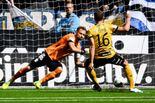 IFK Göteborgs målvakt John Alvbåge  räddar straffspark